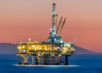 Oil prices are decreasing due to investors’ assessment of the increase in US interest rates.