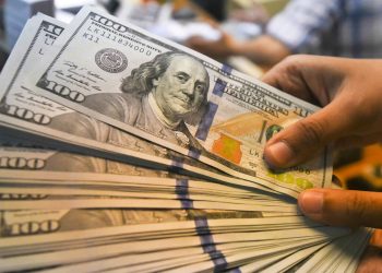 US dollar slumps, markets betting Fed near end of hiking cycle