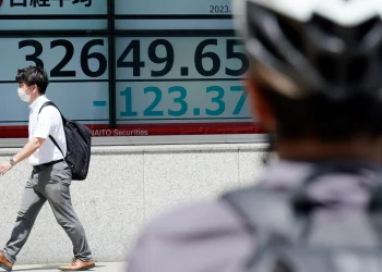 Asian stocks fall as investors rate new signs of U.S. economy resilience