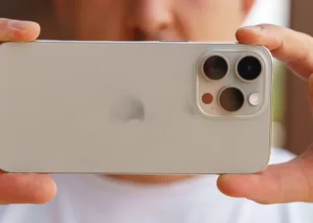 iPhone Sales Plummet in China, Apple's Market Outlook Dims