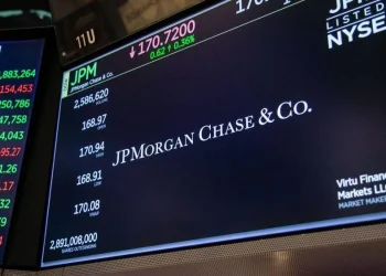 J.P. Morgan stocks reach a record level, and the bank’s value nears half a trillion dollars.