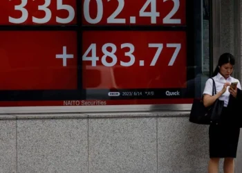 Japan's Nikkei Index Closes Nearly Unchanged Amid Tech Stock Pressure