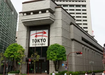 Nikkei Index Falls, Erasing Weekly Gains Amid Chip Sector Losses