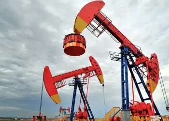 Oil Prices Hold Steady Near Three-Week High