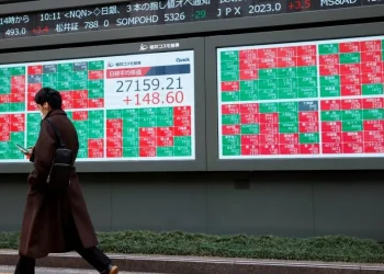 Nikkei Index Closes Lower Due to Tech Stock Woes