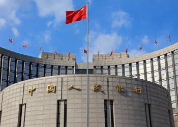 Chinese Central Bank Holds Key Interest Rate Steady to Protect Yuan Amid Economic Challenges