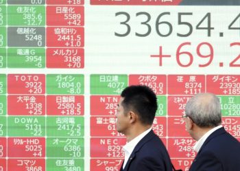 The Japanese stock index "Nikkei" reaches its highest level in 34 years and closes.