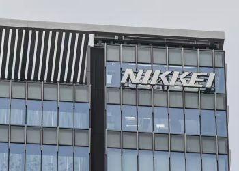 Nikkei Falls from Record High as Yen Strengthens on BOJ Policy Shift Expectations