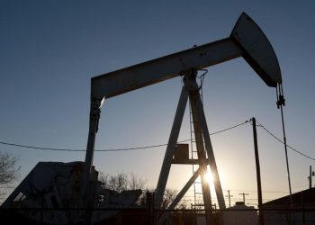 Oil Prices Drop Amidst China Demand Concerns and Interest Rate Speculations